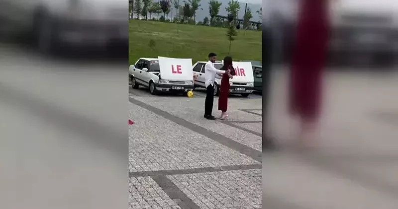 Kız arkadaşına, aynı marka ve model 8 otomobilin ön kaputlarındaki yazıyla evlilik teklif etti