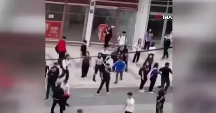 Ankara’da lise öğrencileri yumruk yumruğa kavga etti! O anlar kamerada