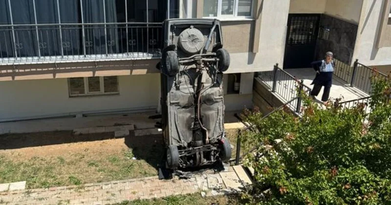 Denizli de kontrolden çıkan otomobil apartmanın bahçesine düştü Güncel haberler