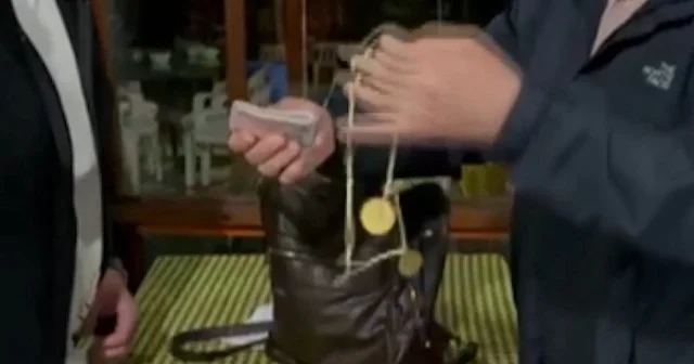 Altın dolu çantayı unuttular: Esnaf sahibini bulup teslim etti VİDEO İZLE