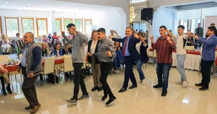 Vali Akbıyık engel tanımayan bireylerle Zeybek oynadı