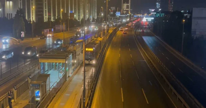 Okmeydanı nda metrobüste yangın: Seferler bir süre durduruldu