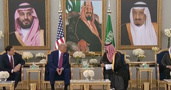 Dünya bu görüntüleri konuşuyor... Trump ın hareketi görüşmenin önüne geçti! Protokolde kısa süreli gerilim