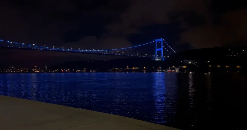 FSM Köprüsü maviye büründü