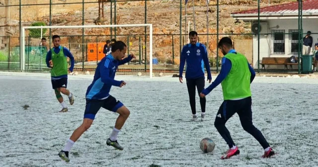 Mazıdağı Fosfatspor dolu yağışına rağmen antrenmana devam etti Futbol Haberleri
