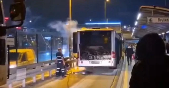 İstanbul’da yine metrobüs vakası: Seyir halindeki bir metrobüsün motor bölümünde yangın çıktı VİDEO İZLE