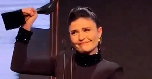Gonca Vuslateri “Yılın En İyi Kadın Oyuncusu” ödülünü Filistinli Şeyma adına aldı VİDEO İZLE