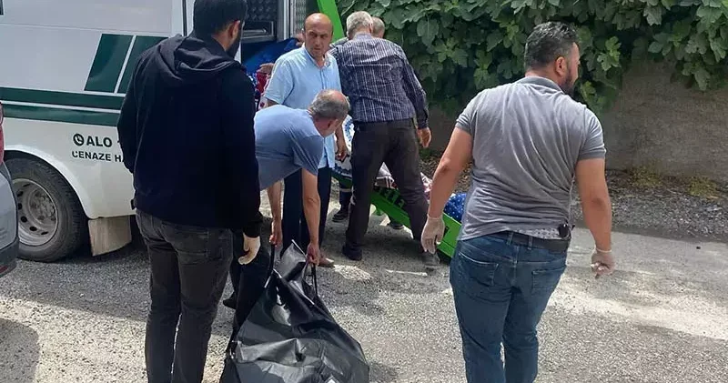 Annesini dövüp, boğdu
