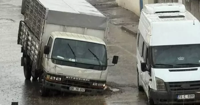 Batman’da altyapı çalışması sonrası yol çöktü: Seyir halindeki kamyonet çukura düştü