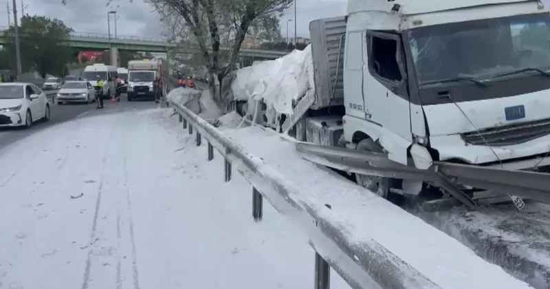 Zeytinburnu D 100 de alçı yüklü TIR bariyerlere çarptı; trafik yoğunluğu oluştu