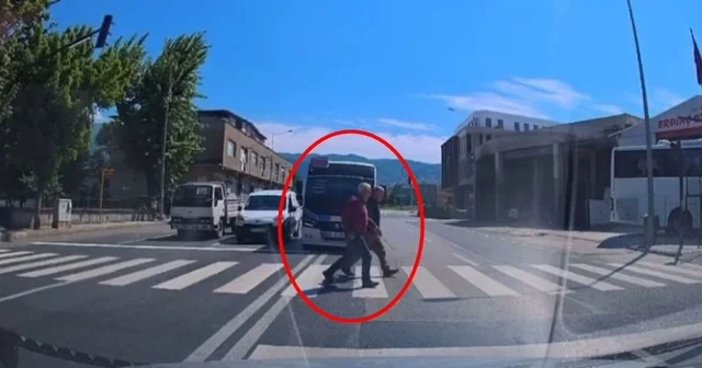 Minibüsüyle kırmızı ışıkta duran araçları geçip, yayalara rağmen yoluna devam etti Bursa Haberleri