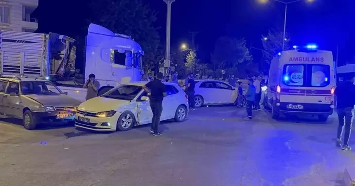 Adıyaman’da dört araç birbirine girdi: 2 yaralı