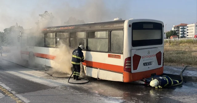 Eskişehir’de seyir halindeki otobüs alev aldı: 1 yolcu yaralandı VİDEO İZLE