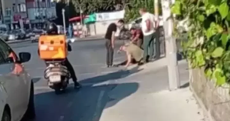 Öfkeli koca çılgına döndü: Karısını takip eden adamı dakikalarca dövüp kanlar içinde bıraktı