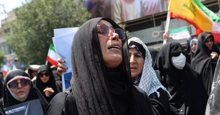 İsrail saldırıları sonrası İran da kaos artıyor! Halk şehirleri terk ediyor: Bankalar ve akaryakıt istasyonlarında uzun kuyruklar...
