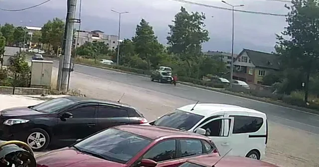 Yoldan karşıya geçerken otomobil çarptı; kaza kamerada Düzce Haberleri