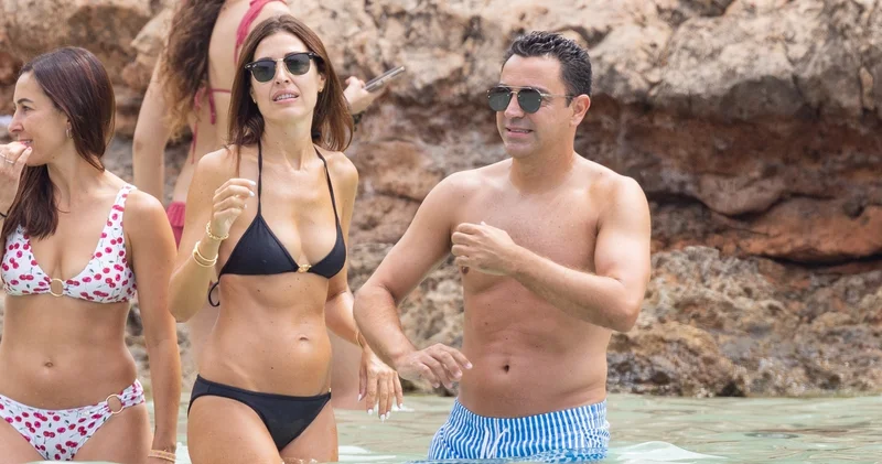 Xavi Hernandez eşi Nuria Cunillera ile Ibiza tatilinde