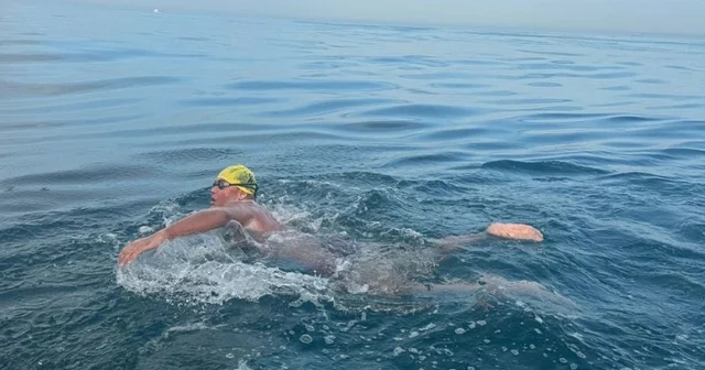 Otizmli ultra maraton yüzücüsü Tuna, Manş Denizi geçişinde 8 saati geride bıraktı İzmir Haberleri