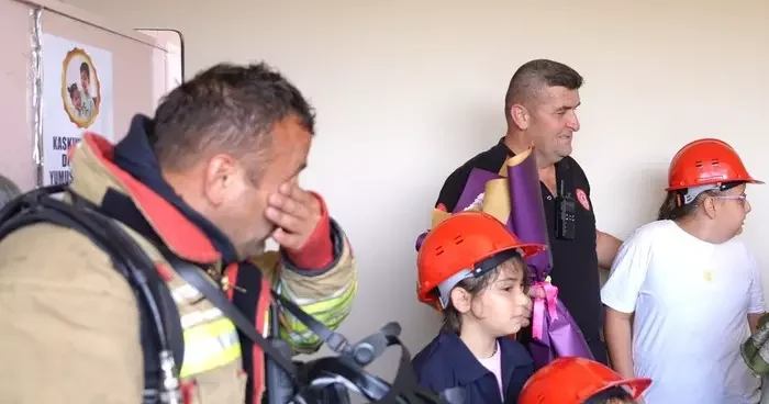 İtfaiye personellerini duygulandıran not: Pelerinin olmasa da kaskın yeter