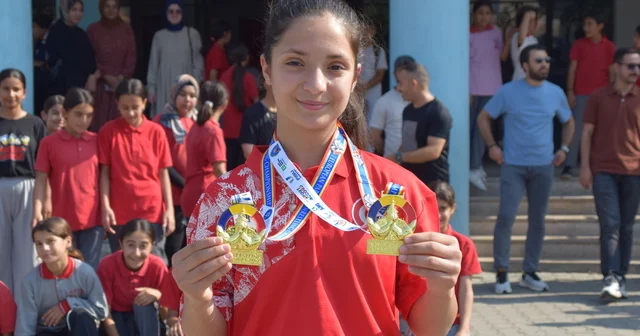 Bilek güreşinde Avrupa şampiyonu Nehir Özcan a Manisa daki okulunda coşkulu karşılama Manisa Haberleri