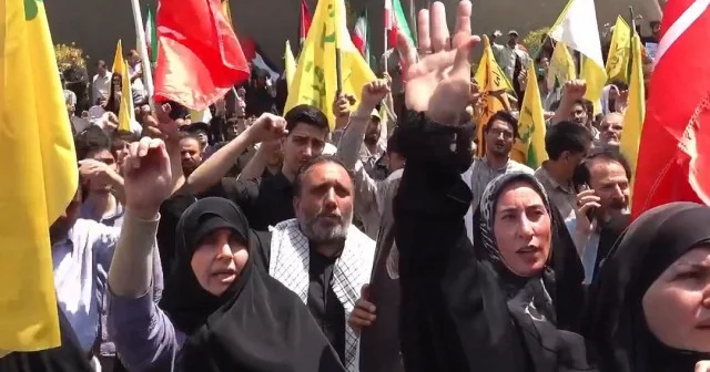 İran da halk sokaklara döküldü: Başkent Tahran da intikam çağrısı VİDEO İZLE