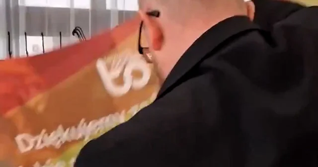 Polonyalı siyasetçi Grzegorz Braun LGBT sapkınlığına geçit vermedi: ‘Kamusal rezaleti engelliyorum’ diyerek ayaklar altına aldı VİDEO İZLE