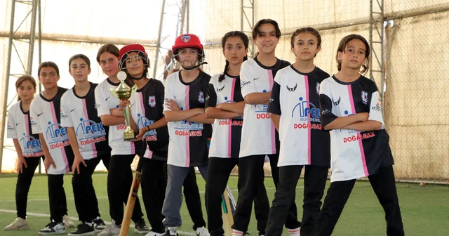 Van ın Mor Menekşeler Spor Kulübü nün kızları, krikette Türkiye şampiyonu Van Haberleri