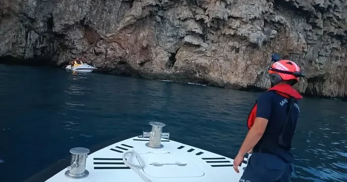 Antalya da denizde sürüklenen teknedeki 3 kişi kurtarıldı