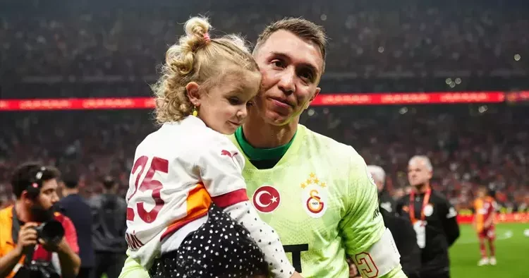 Muslera nın Galatasaray sonrası yeni adresi belli oluyor! Anlaşma tamam