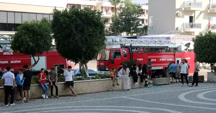 Antalya da 5 yıldızlı otelde yangın paniği! Turistler tahliye edildi