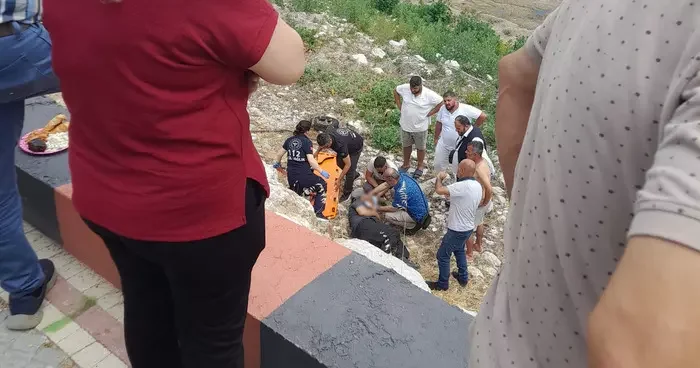Isparta da kaldırımda yürürken dengesini kaybeden kişi kayalık alana düştü