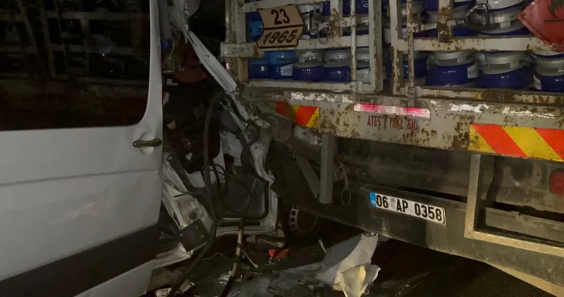 TEM de feci kaza! Yolcu dolu minibüs tüp kamyonuna çarptı