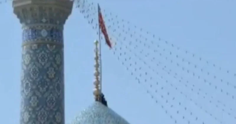 İran kırmızı intikam bayrağını astı Dış Haberler