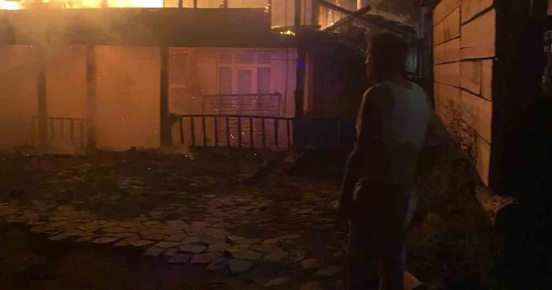 Kastamonu’da alevlere teslim olan ev küle döndü