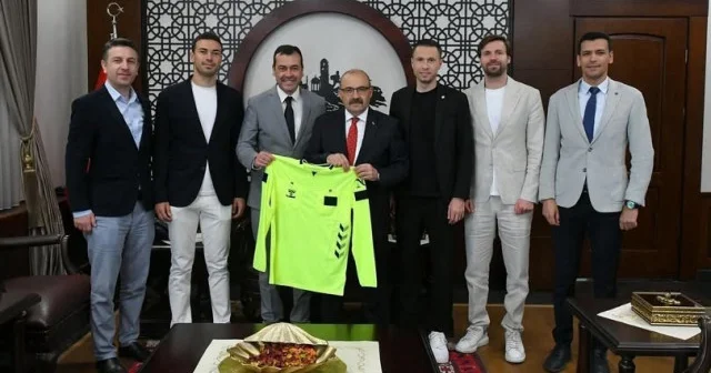 Balıkesirli Süper Lig hakemleri ve gözlemciler Vali Ustaoğlu’nu ziyaret etti Futbol Haberleri