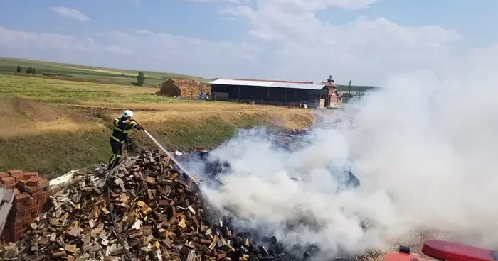 Çorum da 7 ton odun ve kereste alev alev yandı