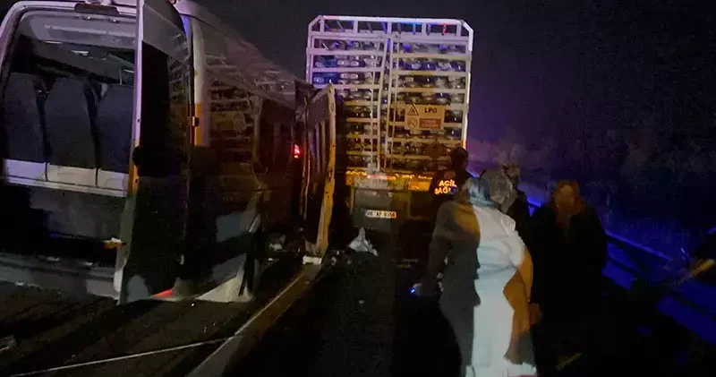 Bolu da yolcu minibüsü, kamyona çarptı; 16 yaralı