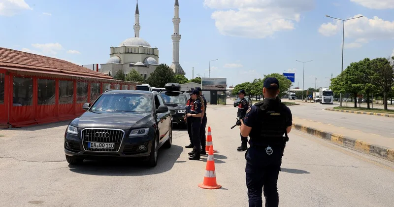 Gurbetçilere sınırdan otoyola kadar jandarma destek oluyor