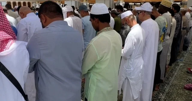 Binlerce hacı cuma namazını Mescid i Nebevi de eda etti VİDEO İZLE