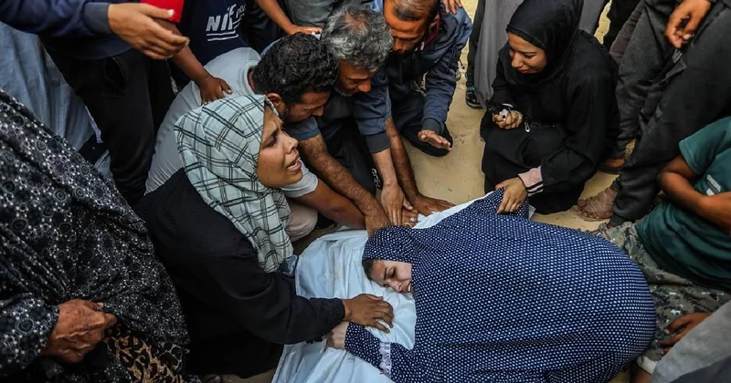 Katil İsrail yine yardım bekleyen sivillere sadırdı: 20 ölü