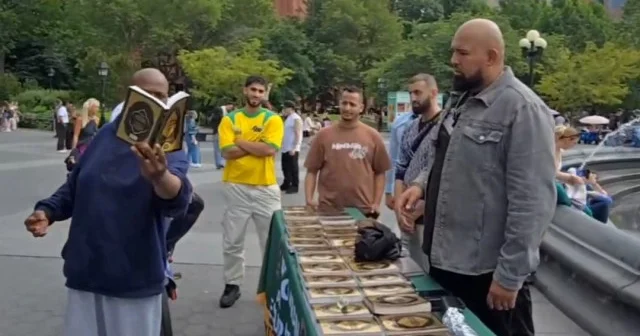 Kur’an ı Kerim’e saygısızlık yapan adama haddini bildirdi VİDEO İZLE