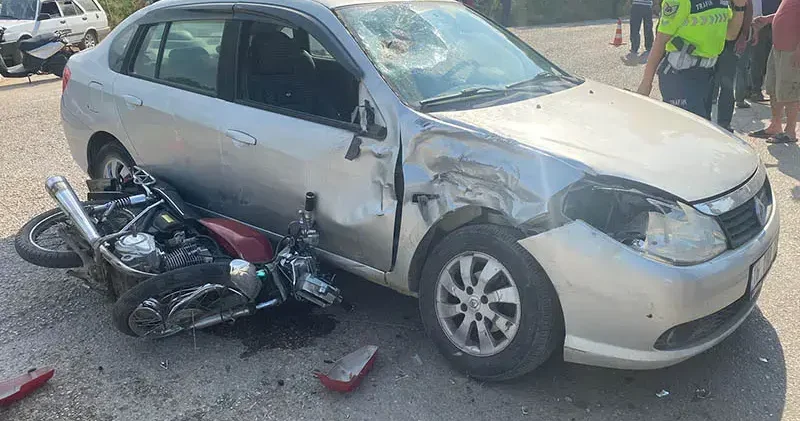 Otomobile çarpan motosikletteki 2 arkadaş ağır yaralandı