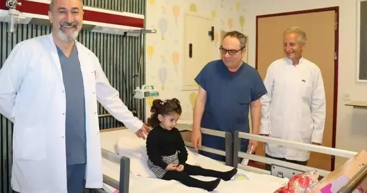 Midesinden yemek borusu yaptılar! Lavabo açıcı içen çocuk sağlığına kavuştu