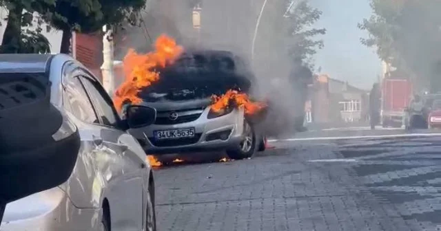 Park halindeki otomobil alev topuna döndü İstanbul Haberleri