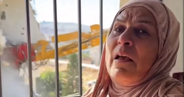 Filistinli acılı kadın işgalci İsrail’in evini yıkışını çaresizce izledi: Bu insanlar nereye gidecekler? VİDEO İZLE