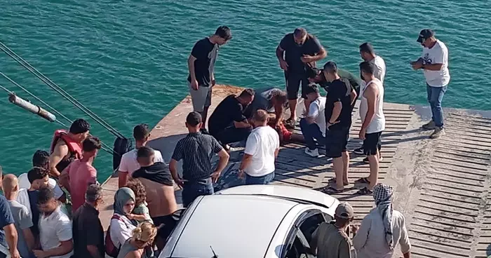 Seyir halindeyken feribottan atladı! Vatandaşlar imdadına yetişti