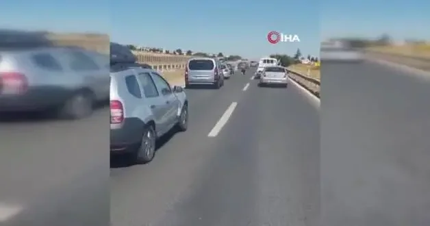 Silivri’de ilginç anlar! Bir adam akan trafikte asfalta oturdu bekledi...