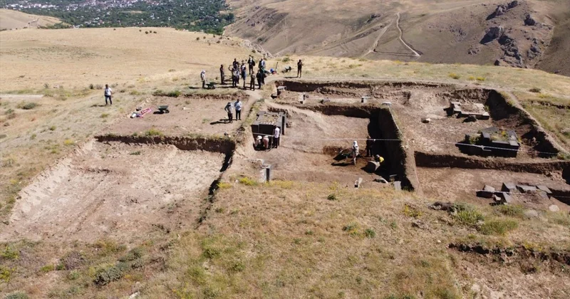 Süphan Dağı eteğindeki Kef Kalesi nde 49 fil ayağı gün yüzüne çıkarıldı