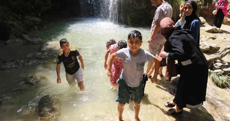Sıcaktan kaçan şelalede serinledi