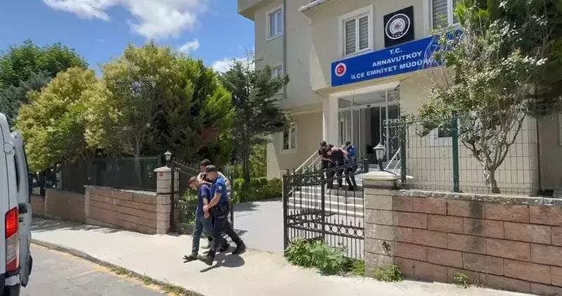 Arnavutköy de iş yerine silahlı saldırı gerçekleştiren 2 şüpheli yakalandı